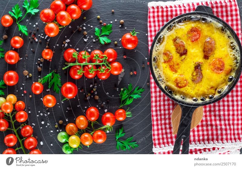 gebratenes Omelett mit Würstchen Wurstwaren Gemüse Kräuter & Gewürze Frühstück Mittagessen Abendessen Pfanne Tisch frisch oben gelb grün rot Tradition Rührei