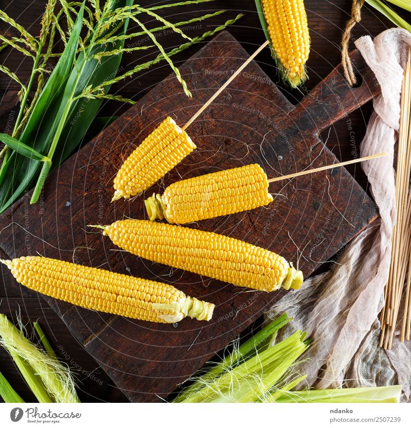 frische gelbe Maiskolben Gemüse Ernährung Vegetarische Ernährung Tisch Natur Pflanze Blatt Holz alt Essen natürlich oben braun grün Kolben Ackerbau Hintergrund