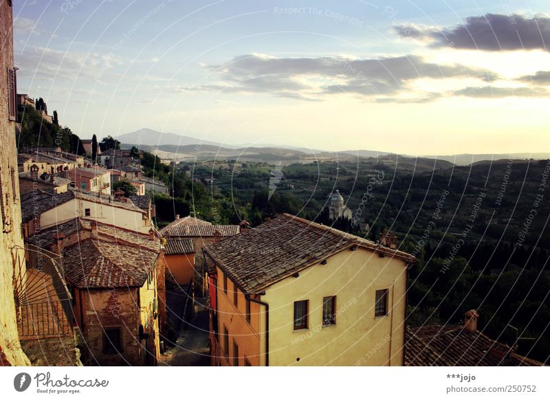 fight the weather with some south. Montepulciano Tourismus Toskana Italien Stadt Altstadt Kleinstadt Altbau Hügel Ferien & Urlaub & Reisen Ferne Fernweh Natur