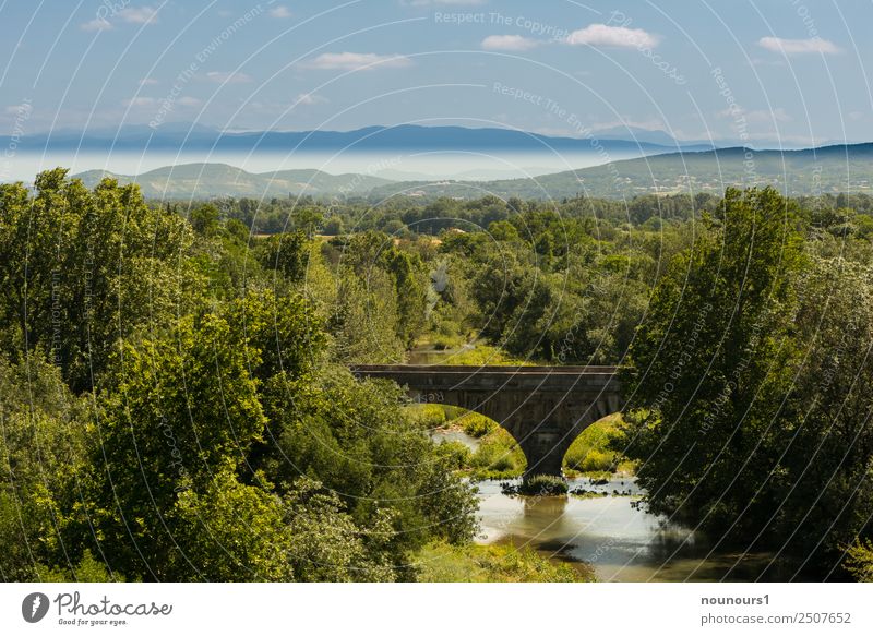 Natursteinbrücke in der Landschaft Wasser Himmel Wolken Horizont Sommer Schönes Wetter Pflanze Baum Berge u. Gebirge Flussufer Brücke natürlich blau braun grau