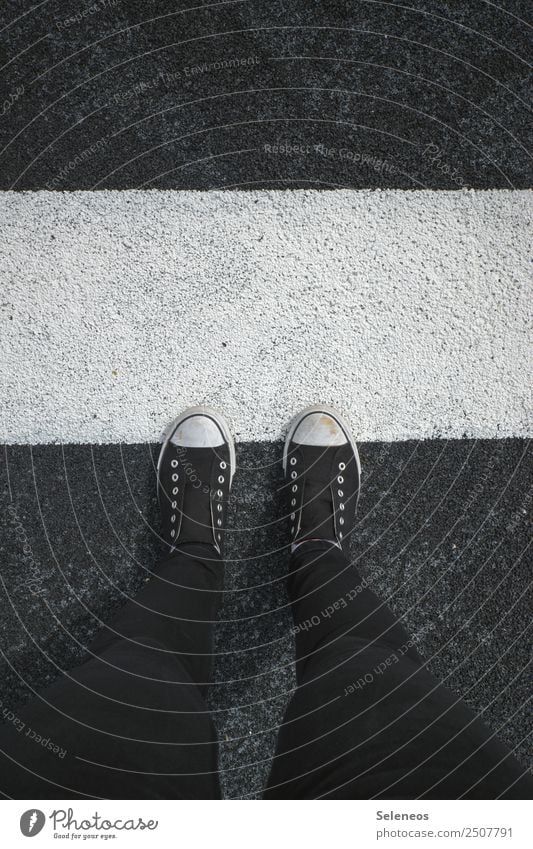 Tarnung Mensch Beine Fuß 1 Straße Schuhe Turnschuh Linie Streifen Fahrbahnmarkierung stehen Versteck Außenaufnahme Textfreiraum oben