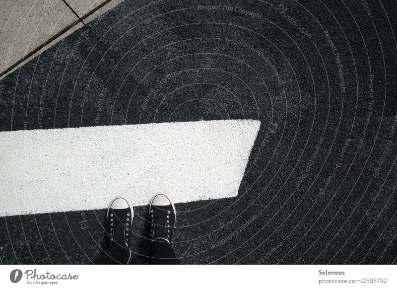 Camouflage Beine Fuß 1 Mensch Straße Wege & Pfade Schuhe Turnschuh Zeichen Schilder & Markierungen Verkehrszeichen Linie Streifen eckig Tarnung verstecken