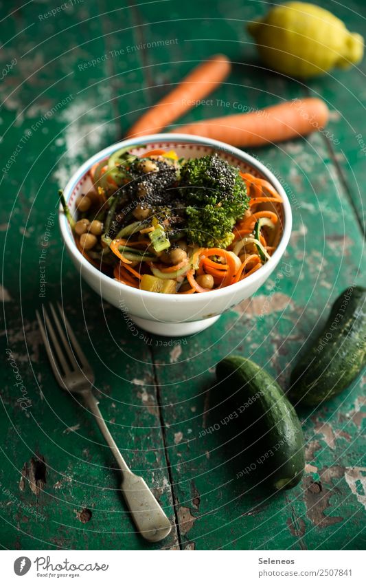 Karottennudeln Lebensmittel Gemüse Salat Salatbeilage Karottensalat Möhre Gurke Zitrone Brokkoli Kichererbsen Ernährung Essen Mittagessen Abendessen Bioprodukte