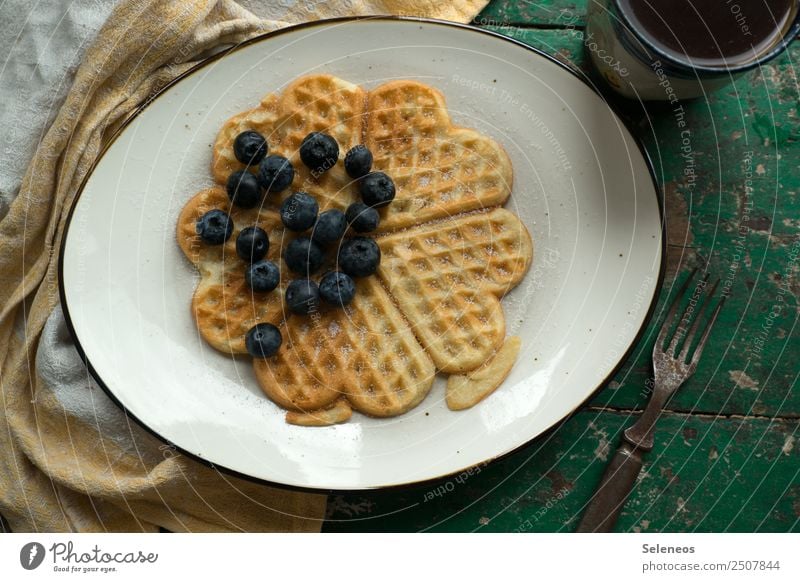 Frühstück am Wochenende Lebensmittel Frucht Teigwaren Backwaren Waffel Blaubeeren Zucker Kaffee Ernährung Essen genießen lecker süß Farbfoto Innenaufnahme