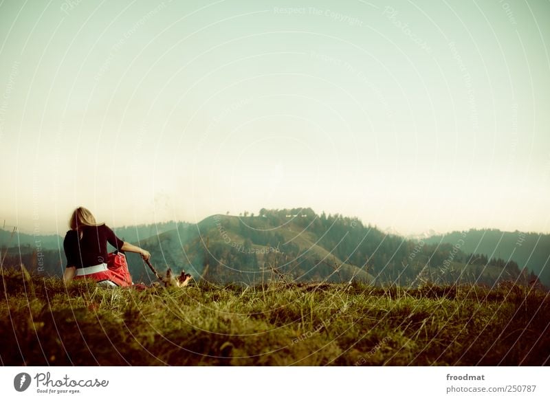 bergfeuer Picknick Erholung ruhig Meditation Freizeit & Hobby Ferien & Urlaub & Reisen Abenteuer Freiheit Camping Sommer Berge u. Gebirge Mensch Junge Frau