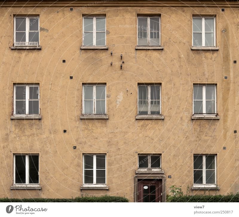 1.200 Geschichten Haus Bauwerk Gebäude Mauer Wand Fassade Fenster Tür Beton Streifen alt dunkel authentisch einfach retro Klischee Sehnsucht Heimweh Fernweh