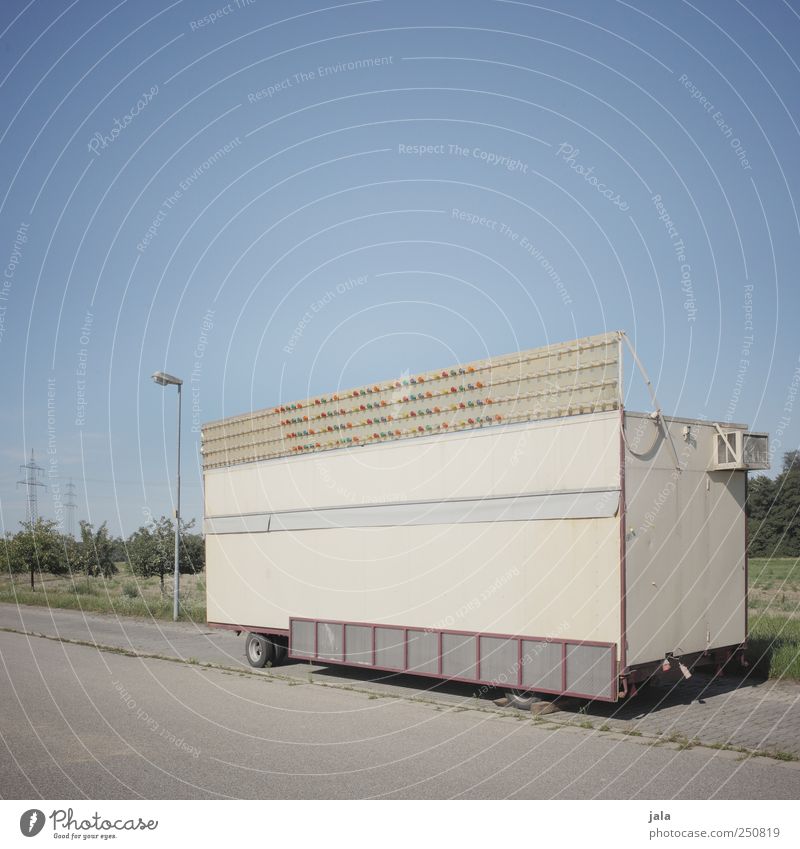 hänger Umwelt Natur Landschaft Himmel Pflanze Baum Gras Straße Wege & Pfade Anhänger trist blau Farbfoto Außenaufnahme Menschenleer Textfreiraum oben