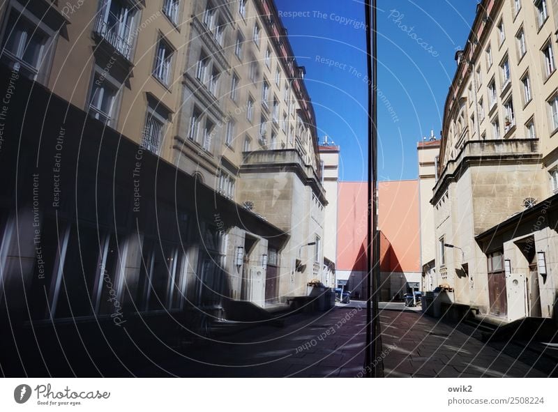 Lieferanteneingang Wolkenloser Himmel Dresden Deutschland Haus Gebäude Fünfziger Jahre Mauer Wand Fassade Fenster Tür Stein Beton Glas bedrohlich eckig Stadt