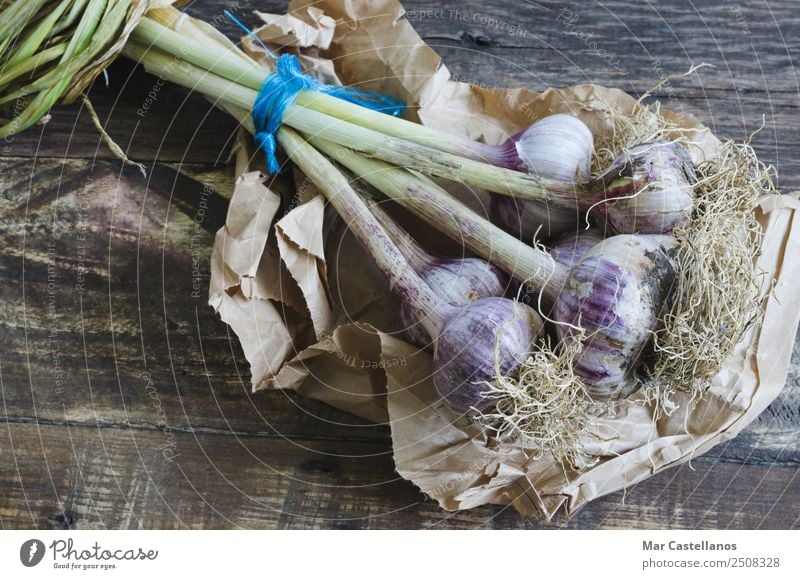 Natürliche Knoblauch auf Holzuntergrund Gemüse Kräuter & Gewürze Ernährung Essen Küche Landwirtschaft Forstwirtschaft Natur Pflanze Sommer Nutzpflanze Papier