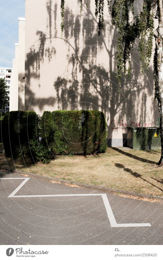 hochspannung Sommer Schönes Wetter Wärme Baum Gras Sträucher Stadt Menschenleer Haus Gebäude Architektur Mauer Wand Verkehrswege Straße Wege & Pfade