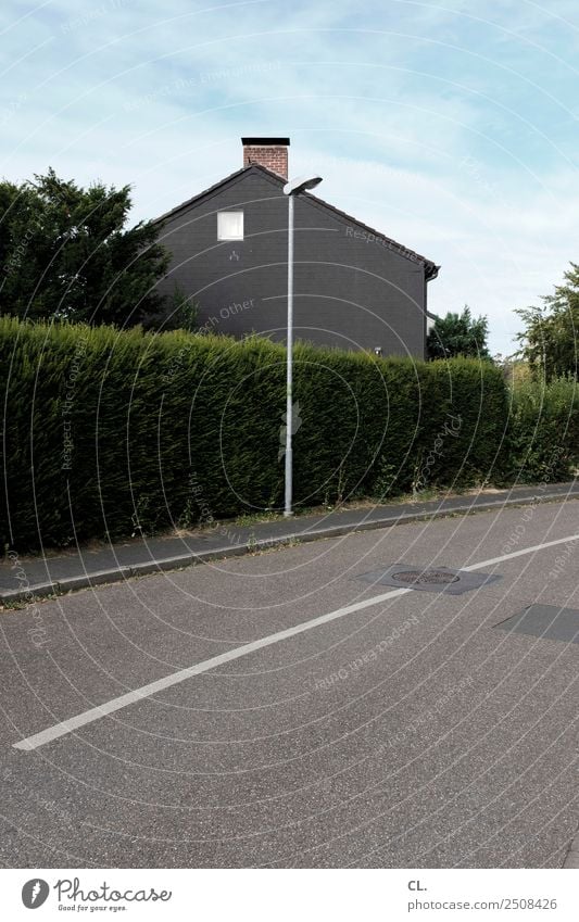 haus hinter hecke Himmel Wolken Frühling Sommer Schönes Wetter Baum Hecke Menschenleer Haus Architektur Mauer Wand Fenster Schornstein Verkehr Verkehrswege