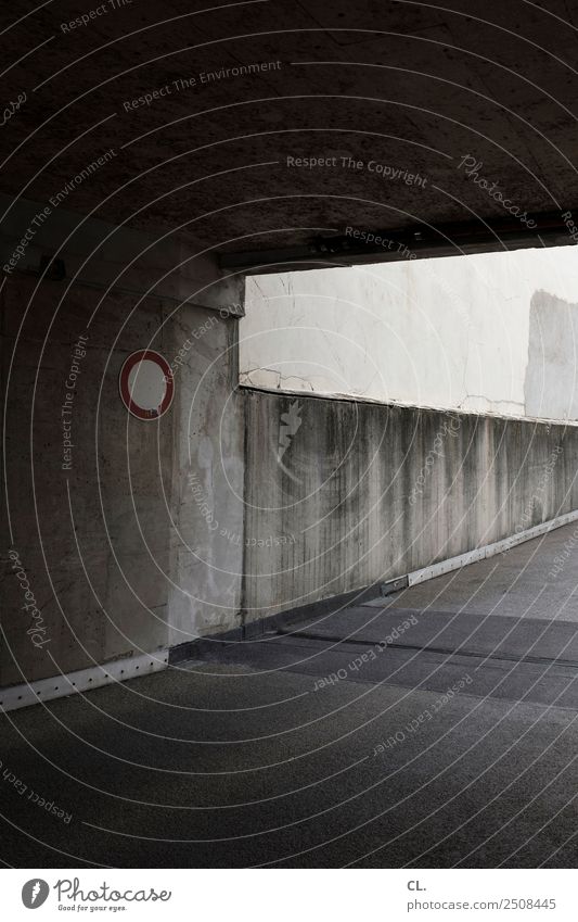 verbot Menschenleer Mauer Wand Verkehr Verkehrswege Straßenverkehr Wege & Pfade Verkehrszeichen Verkehrsschild Zeichen trist grau Verbote Einfahrt Farbfoto