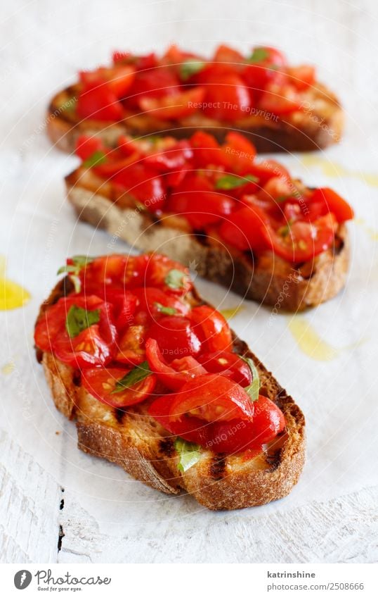 Hausgemachte italienische Bruschetta Gemüse Brot Ernährung Vegetarische Ernährung Diät Holz frisch lecker Tradition Antipasti Amuse-Gueule Baguette Basilikum