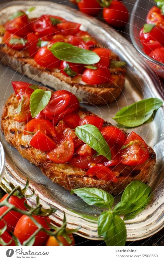 Hausgemachte italienische Bruschetta Gemüse Brot Ernährung Vegetarische Ernährung Diät Holz frisch lecker Tradition Antipasti Amuse-Gueule Baguette Basilikum