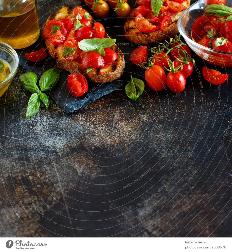 Hausgemachte italienische Bruschetta Gemüse Brot Ernährung Vegetarische Ernährung Diät dunkel frisch lecker schwarz Tradition Antipasti Amuse-Gueule Baguette