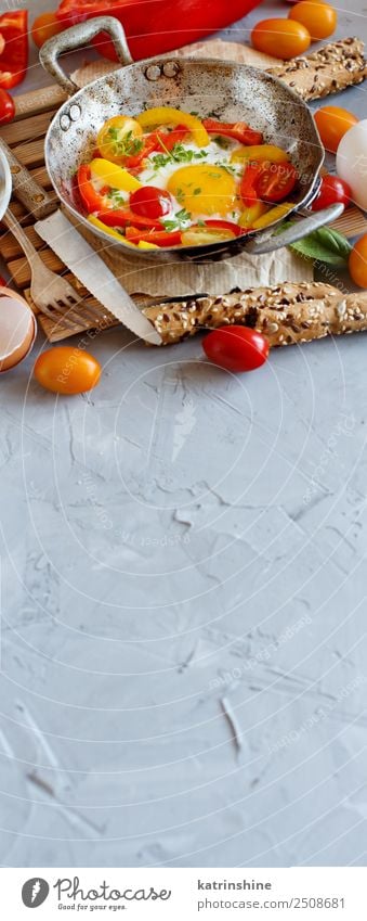 Spiegelei mit Paprika und Tomaten Gemüse Frühstück Pfanne Tisch frisch hell gelb rot Cholesterin kochen & garen Ei fette Nahrung Lebensmittel braten Mahlzeit