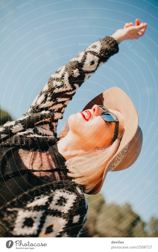 Junge blonde Frau mit Hut und Sonnenbrille genießt den Sonnenuntergang. Lifestyle Reichtum elegant Stil schön Gesicht Winter Mensch feminin Erwachsene Arme Hand