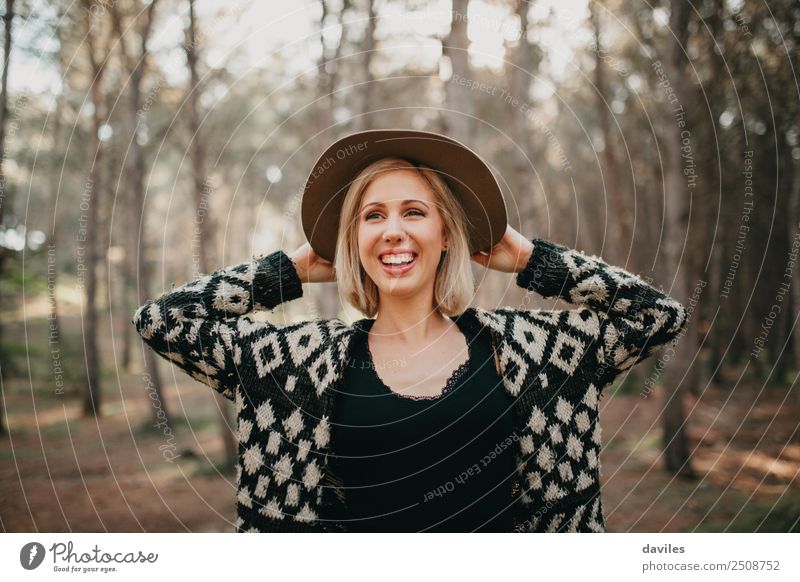 Coole blonde Frau amüsiert sich mitten im Wald. Lifestyle Glück schön Leben Ferien & Urlaub & Reisen Freiheit Mensch Erwachsene Arme Natur Landschaft Baum Mode