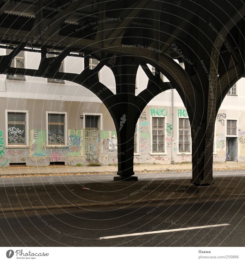 Kreuzberg Stadt Hauptstadt Menschenleer Haus Bahnhof Brücke Bauwerk Gebäude Architektur Mauer Wand Fassade Fenster Tür Personenverkehr