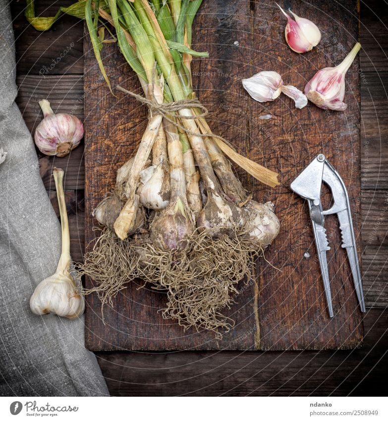 Bund frischer junger Knoblauch Gemüse Kräuter & Gewürze Ernährung Vegetarische Ernährung Natur Pflanze Blatt Holz natürlich oben grün weiß Hintergrund