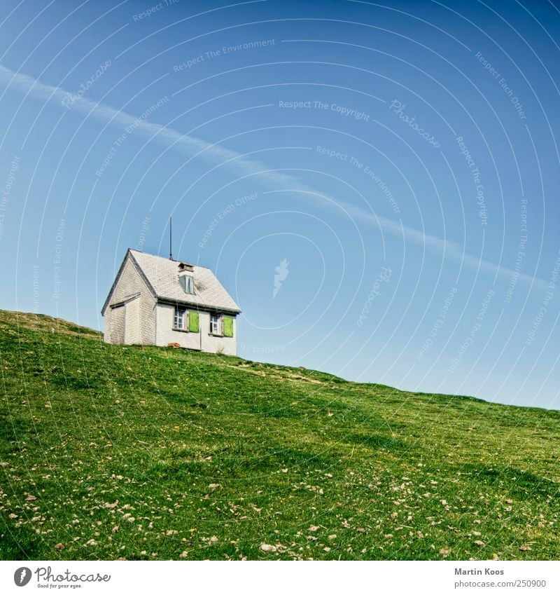 Am Ende eines Weges Natur Landschaft Schönes Wetter Wiese Hügel Berge u. Gebirge Haus Hütte blau grün Farbfoto mehrfarbig Außenaufnahme Menschenleer Tag