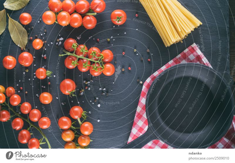 Pfanne und reife rote Kirschtomaten Gemüse Kräuter & Gewürze Vegetarische Ernährung Topf Küche Essen frisch klein natürlich oben grün schwarz Spätzle Kirsche