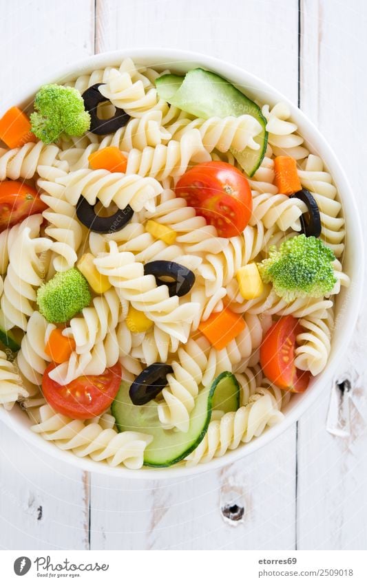 Nudelsalat auf weißem Holztisch Lebensmittel Gesunde Ernährung Foodfotografie Speise Gemüse Salat Kopfsalat Salatbeilage Teigwaren Backwaren