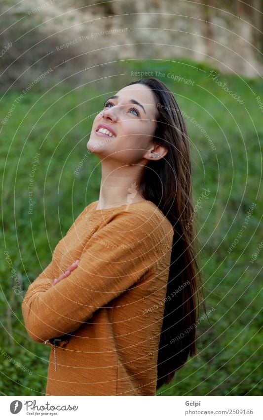 glückliches Teenagermädchen Glück schön Sonne Mensch Frau Erwachsene Jugendliche Natur Wind Gras Park Wiese Mode genießen frei niedlich gold grün jung Mädchen