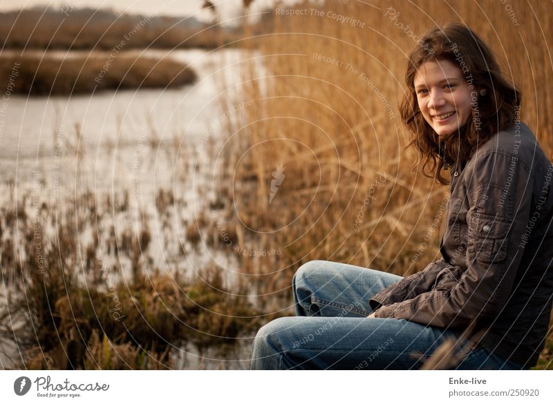 Münsterland Mensch Junge Frau Jugendliche Erwachsene 1 Umwelt Natur Landschaft Wasser Sträucher Wildpflanze See Jacke Stoff brünett langhaarig Locken genießen