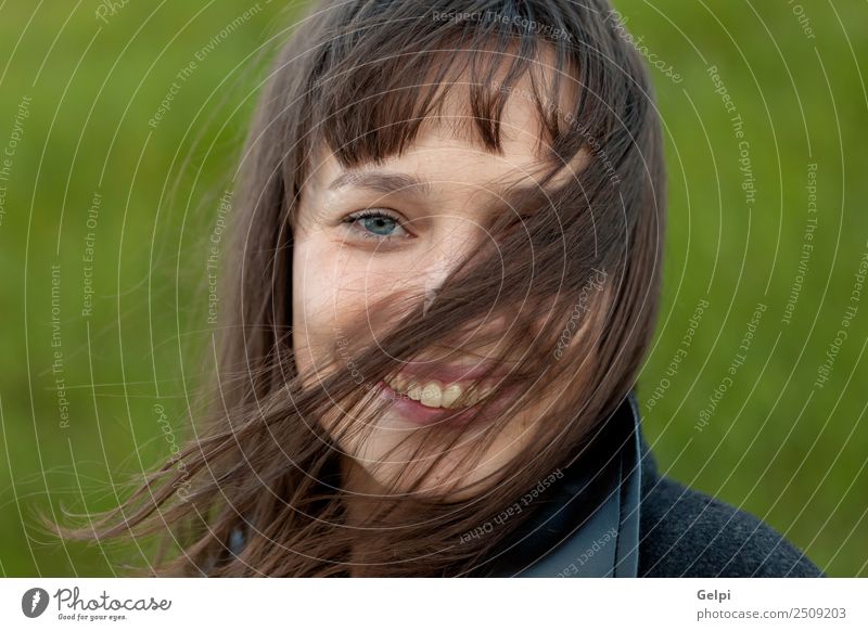 Schöne brünette Frau Glück schön Gesicht Sonne Mensch Erwachsene Jugendliche Natur Wind Gras Park Wiese Mode genießen frei niedlich gold grün jung Mädchen