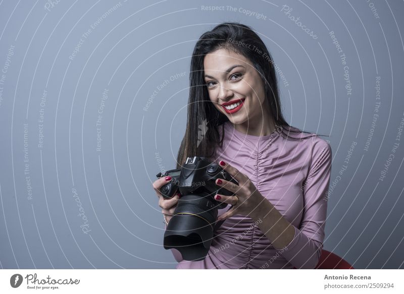 Sie Fotografin Fotokamera Mensch feminin Frau Erwachsene 1 18-30 Jahre Jugendliche brünett Freude reflektorisch überblicken attraktiv jung professionell