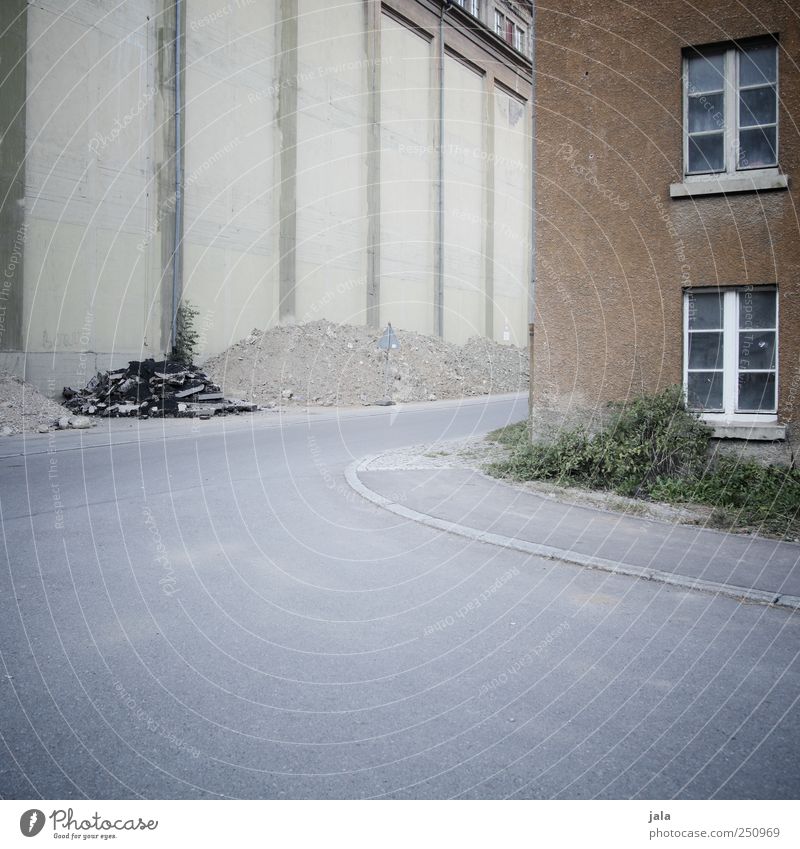 CHAMANSÜLZ | trostsülzistan Haus Einfamilienhaus Bauwerk Gebäude Straße Straßenkreuzung trist Farbfoto Außenaufnahme Menschenleer Tag