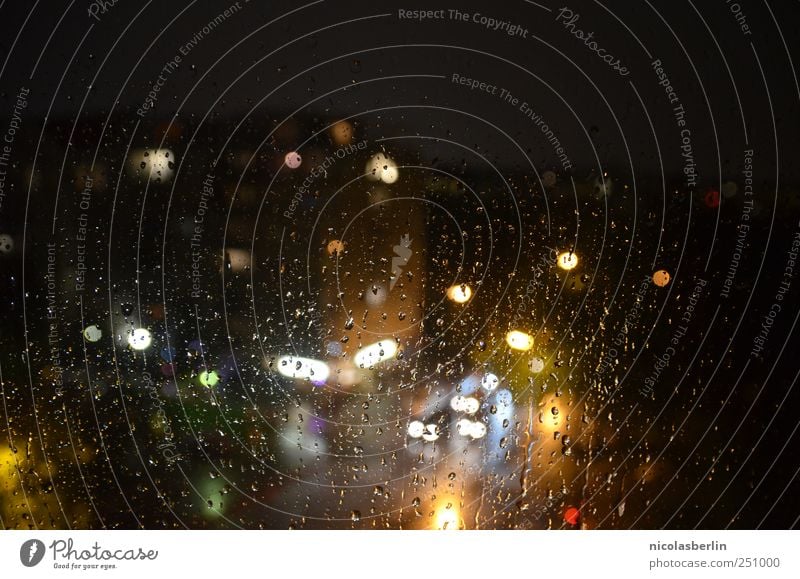 den ganzen tag regen.. Wassertropfen Klimawandel Wetter schlechtes Wetter Regen Gewitter Haus Fassade Fenster Verkehr Straßenverkehr Straßenkreuzung Fahrzeug