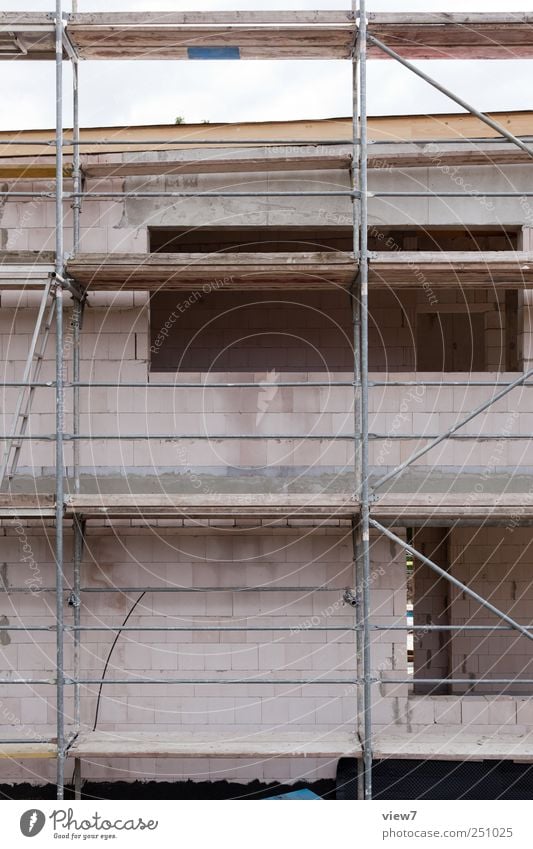 Gerüstbau Baustelle Handwerk Haus Industrieanlage Bauwerk Mauer Wand Fassade Fenster Tür Stein Linie Streifen bauen machen Beginn Ordnung Pause Baugerüst