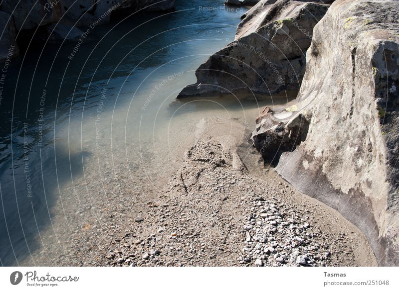 FFF Umwelt Urelemente Wasser Felsen Alpen Berge u. Gebirge Flussufer Strand Fjord Bach Rhein vorderrhein wandern warten fließen geschwungen Sand Kies Stein