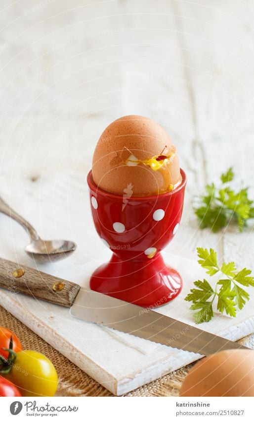 Weich gekochtes Ei Ernährung Frühstück Löffel Holz frisch hell lecker gelb rot weiß Tradition kochen & garen gebrochen kontinental Riss Essen zubereiten