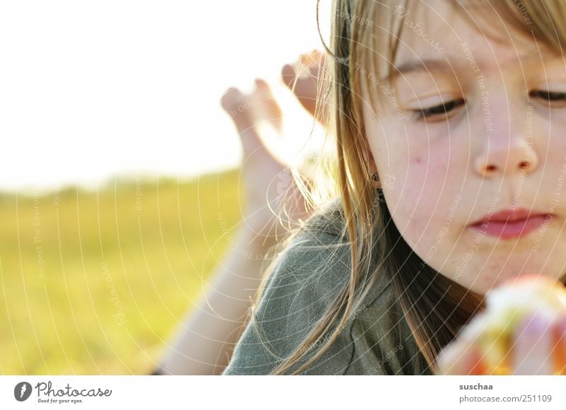 die letzten tage des sommers Mädchen Kindheit Haut Kopf Haare & Frisuren Gesicht Auge Nase Mund Lippen 1 Mensch Essen Apfel Füße Farbfoto Außenaufnahme