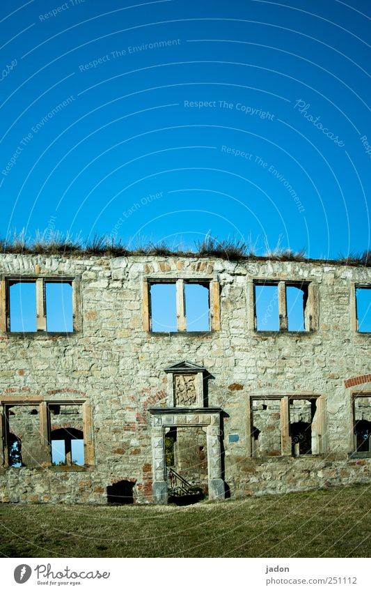 drinnen wie draußen. Wohnung Haus Traumhaus Hausbau Handwerker Baustelle Schönes Wetter Garten Ruine Mauer Wand Fassade Fenster Tür Sehenswürdigkeit Stein alt