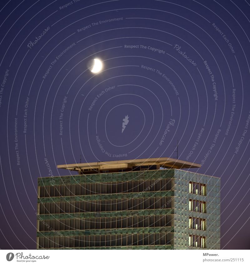 passive Lichtquelle Stadtzentrum Hochhaus Bankgebäude Fassade Balkon Fenster Antenne blau Mond Mondschein Plattenbau Sternenhimmel Dresden alt Altbau