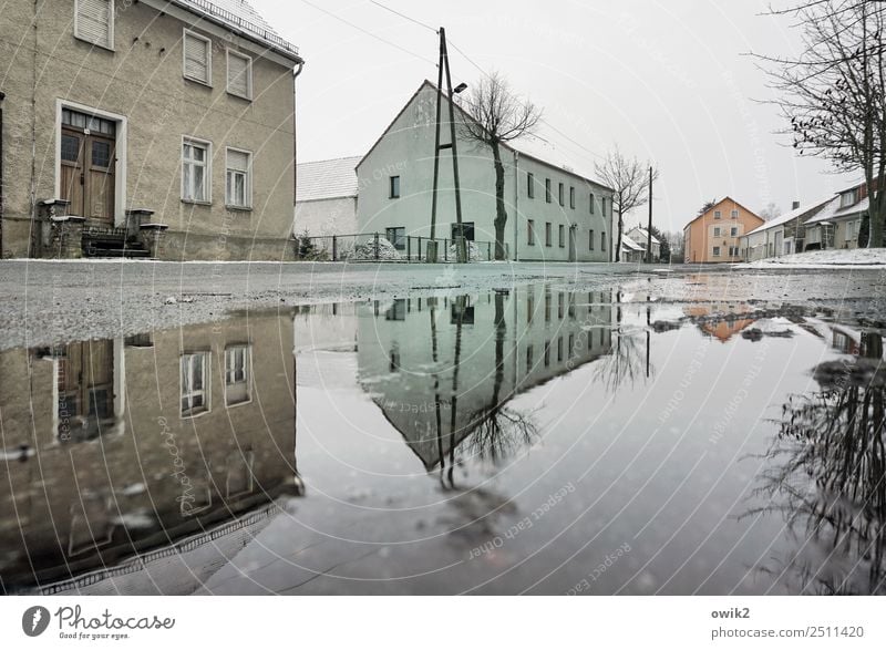 Dörfer klonen Wasser Himmel Wolken Horizont Winter Schnee Baum Dorf Haus Mauer Wand Fassade Fenster Tür Dach Straße Pfütze kalt nass trist Gelassenheit geduldig