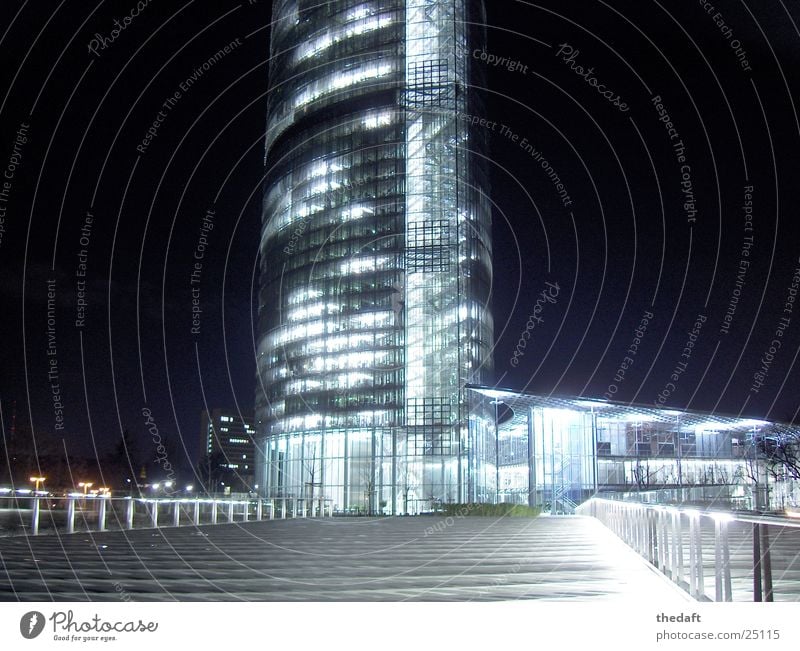 Lichterbrücke dunkel Nacht Gebäude Bonn Scheinwerfer Reflexion & Spiegelung Bauwerk Brücke modern posttower Schatten Übergang