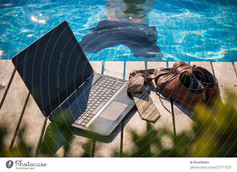 Mittagspause Erholung Schwimmbad Ferien & Urlaub & Reisen Sommerurlaub Business Notebook maskulin Mann Erwachsene Körper Rücken Badehose Krawatte Schuhe