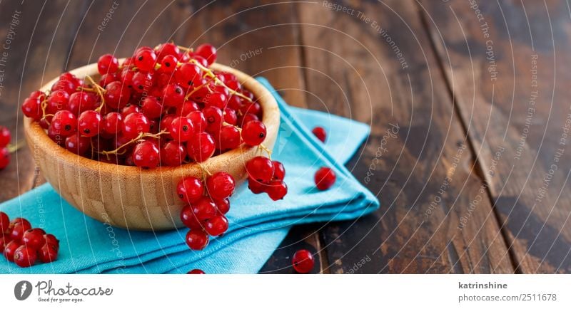 Reife rote Johannisbeeren in einer Schüssel Frucht Vegetarische Ernährung Schalen & Schüsseln Sommer Garten Holz frisch lecker natürlich blau weiß Hintergrund