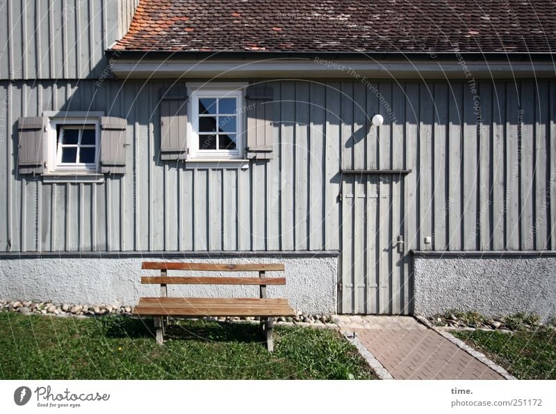 Präsentierteller | ChamanSülz Erholung Haus Wiese Fassade Fenster Tür Dach Wege & Pfade Holz sitzen Pause Bank ausruhend Fensterflügel vertikal parallel Lamelle