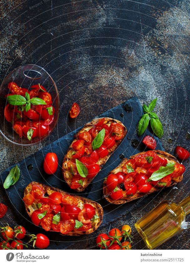 Hausgemachte italienische Bruschetta Vorspeise Gemüse Brot Ernährung Vegetarische Ernährung Diät dunkel frisch lecker schwarz Tradition Antipasti Amuse-Gueule