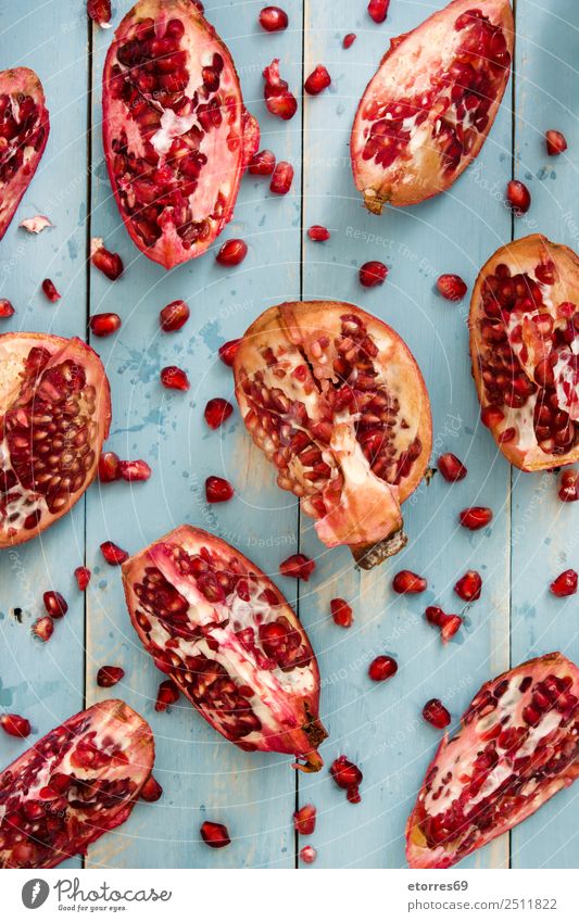 Granatapfel auf blauem Holzgrund Frucht rot Lebensmittel Gesunde Ernährung Foodfotografie Vegetarische Ernährung Diät organisch roh frisch exotisch