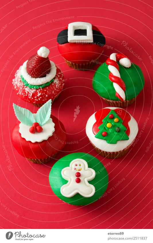 Chirstmas Muffins Kuchen Lebensmittel Frucht Dessert Süßwaren Winter Weihnachten & Advent Hut gut süß grün rot Foodfotografie Bonbon Cupcake Weihnachtsmann