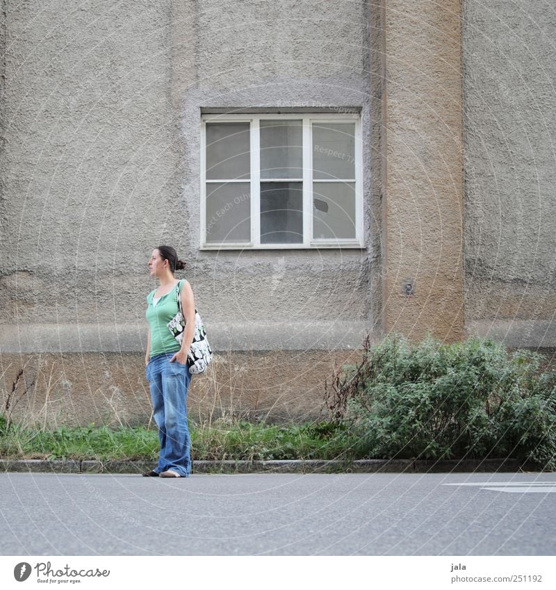 CHAMANSÜLZ | rumstehen Mensch Frau Erwachsene 1 30-45 Jahre Pflanze Gras Sträucher Grünpflanze Haus Bauwerk Gebäude Mauer Wand Fassade Fenster Straße trist