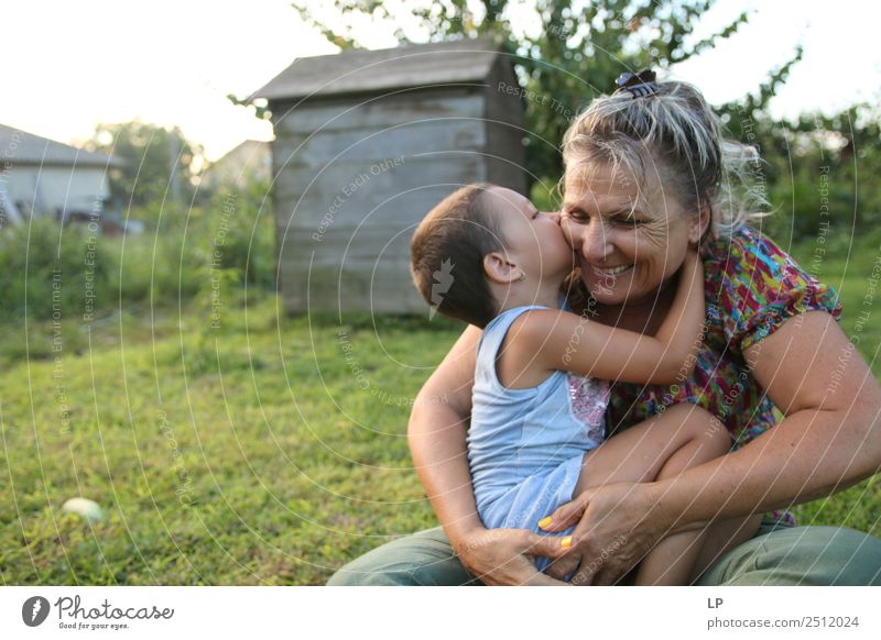 Kuss und Liebe Lifestyle Freude Muttertag Kindererziehung Bildung Kindergarten Mensch feminin Frau Erwachsene Weiblicher Senior Eltern Geschwister Großeltern