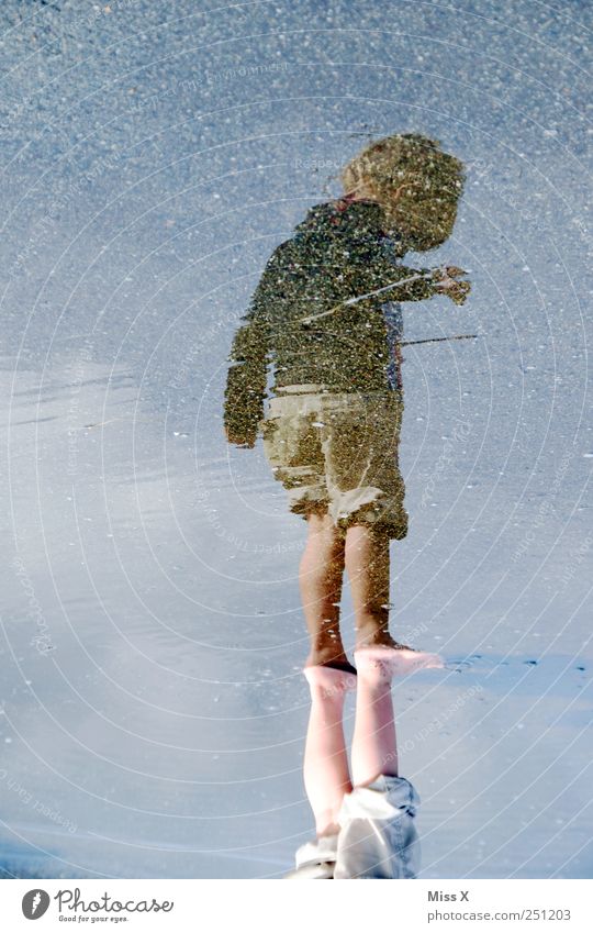 nasse Füße Mensch Kind Kleinkind Kindheit 1 1-3 Jahre 3-8 Jahre Pfütze Wasser Straße Wege & Pfade Schwimmen & Baden Farbfoto Außenaufnahme Textfreiraum links